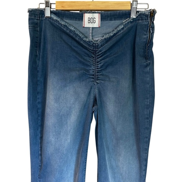 Urban Outfitters BDG Ruched Size Zip Flare Light Wash Jeans 32 - Picture 3 of 10